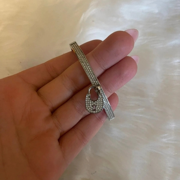 GORGEOUS MICHAEL KORS RHINESTONE PADLOCK IN SILVER RHINESTONE BRACELET - Picture 4 of 4